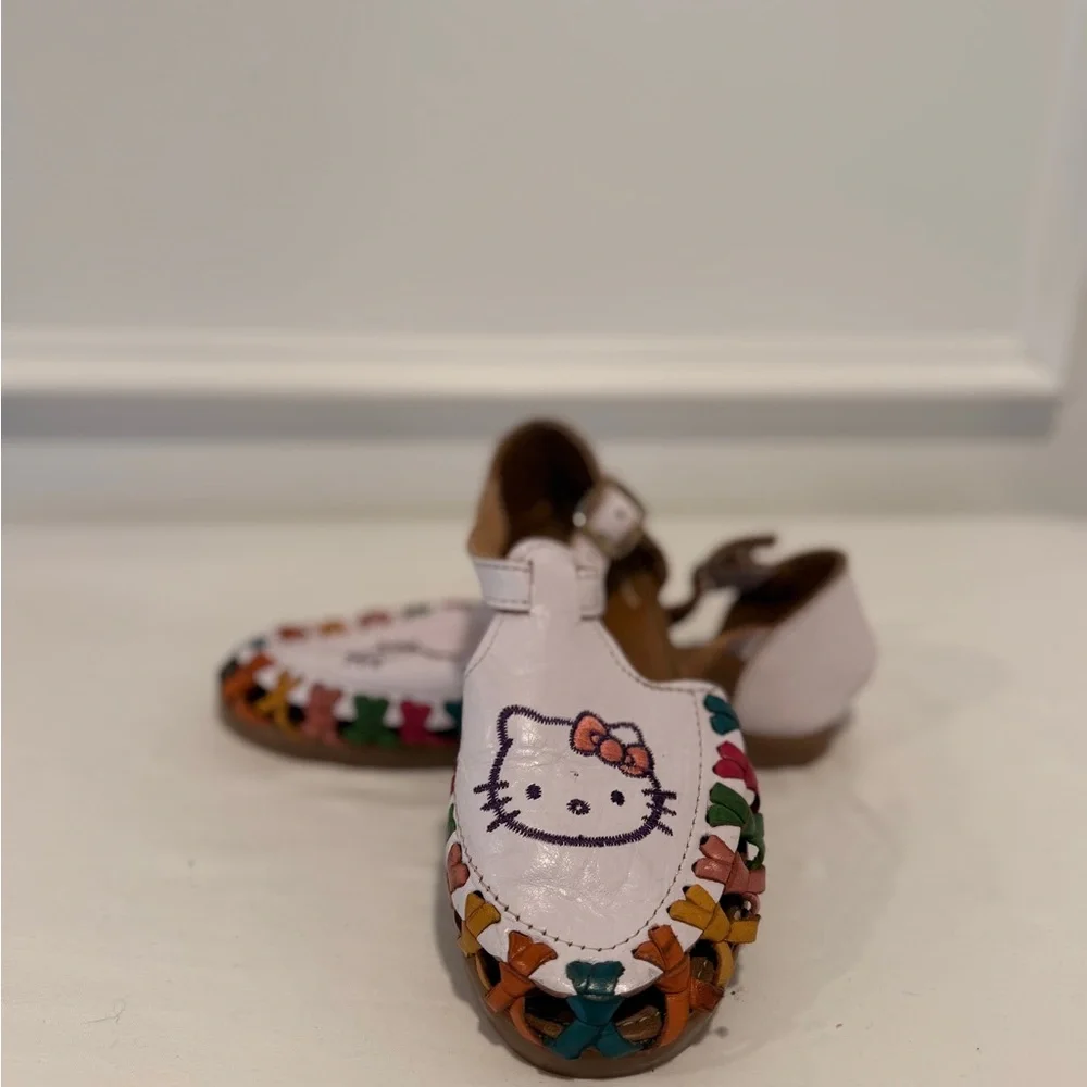 Hello Kitty‎ Huarache white Sandals approximately girls Size 12